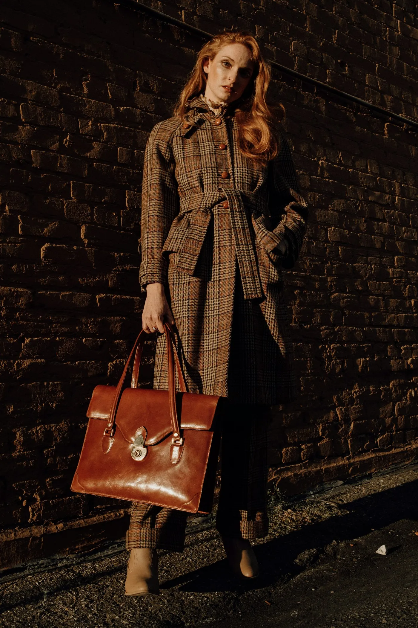 Bolso de piel con abrigo de otoño
