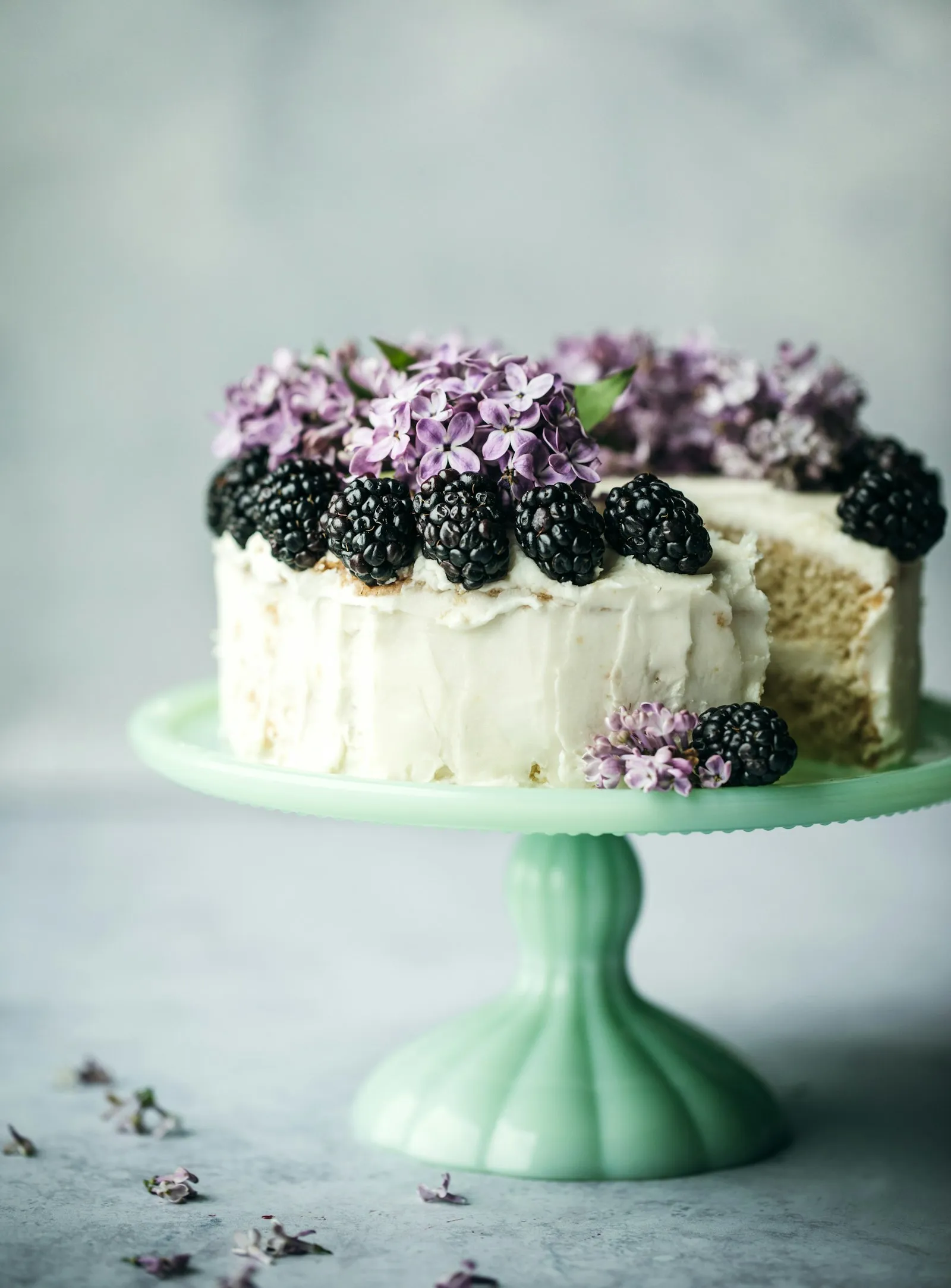 Pastel de vainilla con moras y flores de lila